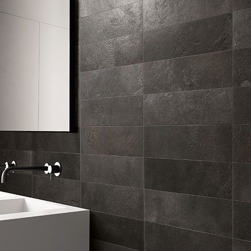 Particolare di ambiente bagno realizzato con pavimento e rivestimento variante Darkpeat, collezione Home effetto cotto
