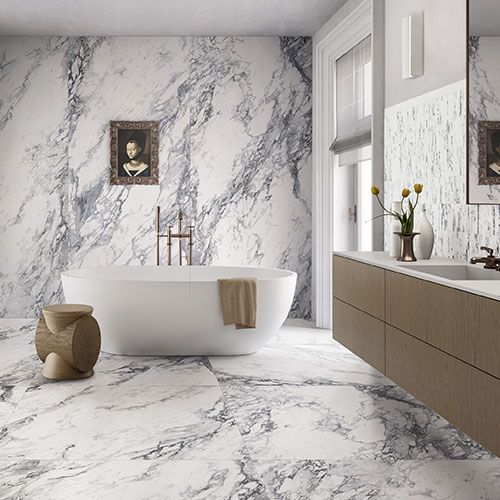 Bagno realizzato con Pavimento e rivestimento della collezione Symphony, variante Persian