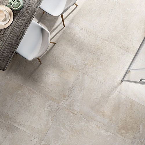 Bagno realizzato con pavimento e rivestimento della collezione Shade, variante Ivory. Particolare