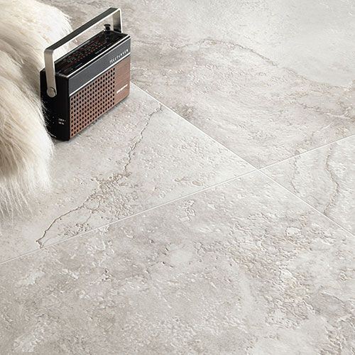 Particolare del pavimento, serie Bloom colore Grey, con un vecchio apparecchio radio appoggiato sopra