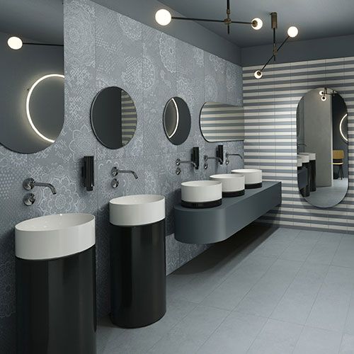 Ambiente bagno realizzato con pavimento della Collezione Spring, variante Avio. Rivestimento collezione Spring variante Avio Atelier e Petali bianco.