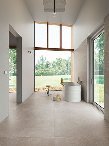 Pambiente bagno realizzato con pavimento e rivestimento della collezione Stones, variante Grey