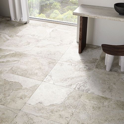 Particolare del pavimento di un living in un moderno appartamento, serie Bloom colore Grey