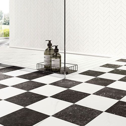 immagine della serie Concert, colore Black: pavimento a scacchiera di bagno, con oggetti posati a terra