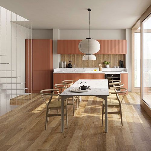 Ambiente cucina realizzato con pavimento e rivestimento della collezione Shizen, variante Ambra
