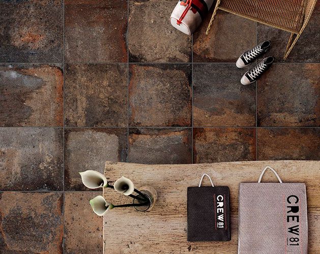 immagine zenitale del pavimento effetto cotto serie Context, colore Shadow, in uno shop