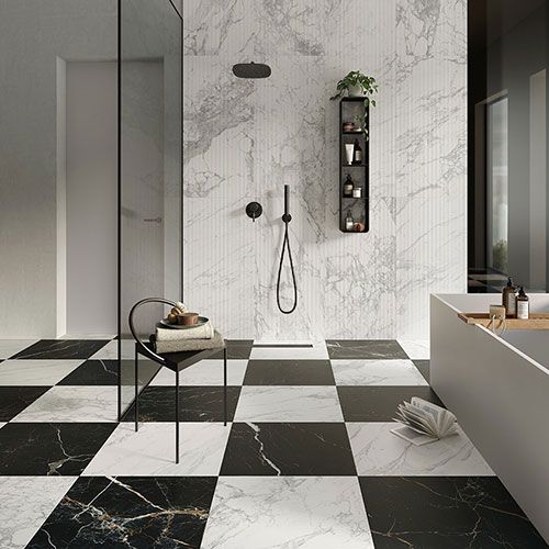 Bagno realizzato con pavimento e rivestimento della collezione Rêve, variante Noir