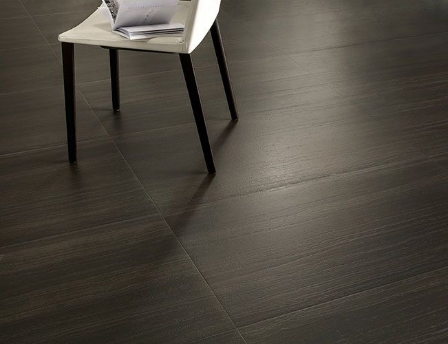 Pavimento della collezione Silky, variante Dark