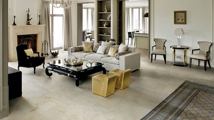 Living room con pavimento Bone della collezione Instone, effetto pietra.