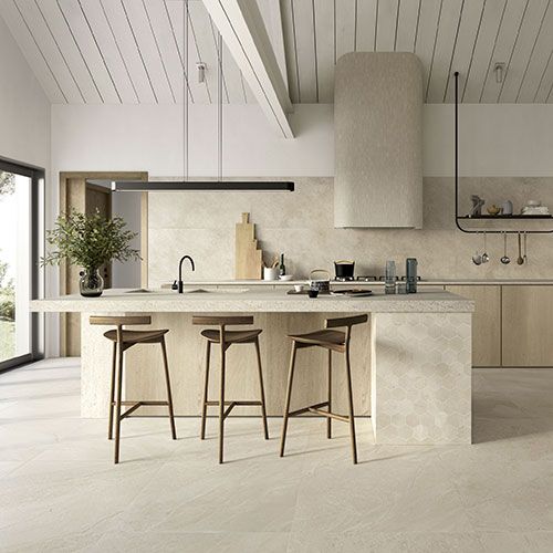 Cucina realizzata con pavimento e Rivestimento della collezione Nuances, Variante Beige