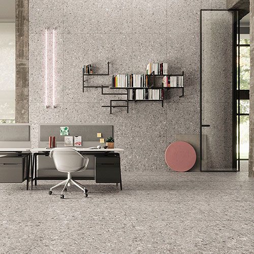 Ambiente ufficio realizzato con pavimento e rivestimento della collezione LIM, variante Grey