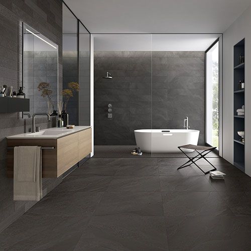 Ambiente bagno realizzato con pavimento e rivestimento della collezione Nuances, Variante Anthracite