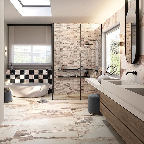 Ambiente bagno con pavimento e rivestimento collezione Reve variante Rose