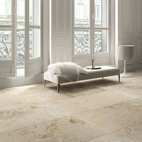 Living room con pavimento Bone della collezione Instone, effetto pietra.