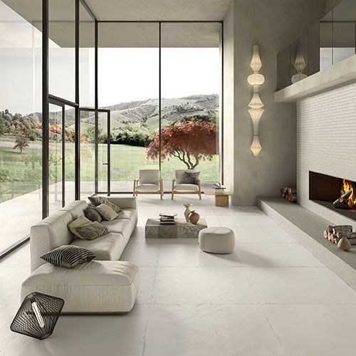 Living room con pavimento e rivestimento Loto - White, collezione Iro