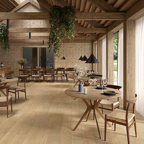 ristorante con e pavimento variante Blond, collezione Groove effetto legno