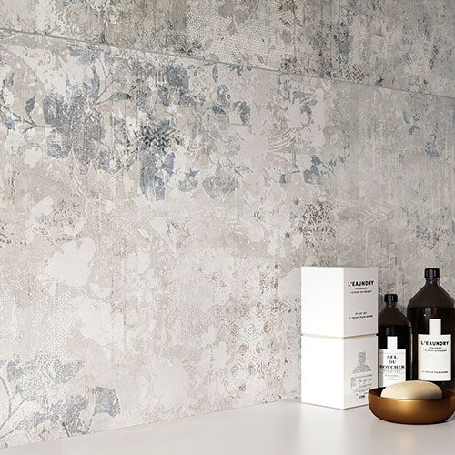 Bagno realizzato con Pavimento della collezione Shade, variante Dark e rivestimento Dec. Impression. Particolare