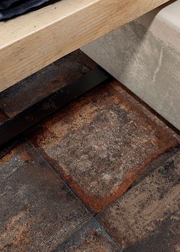 particolare del pavimento effetto cotto serie Context, colore Shadow, in uno shop