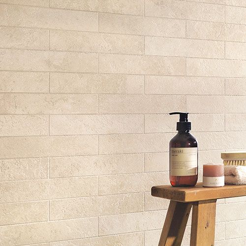 Immagine del rivestimento a parete del colore Light della collezione Echoes, effetto cotto, con un tavolino ed alcuni arredi