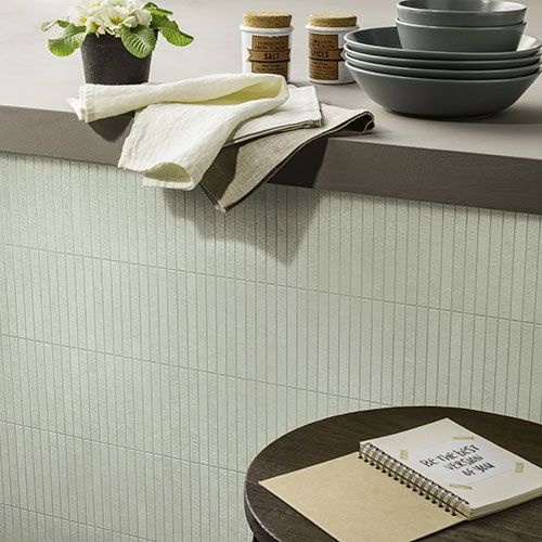 Cucina realizzata con pavimento della Collezione Spring, variante White e Patchwork. Rrivestimento della collezione Spring, variante Emerald mosaico Crisp. Particolare