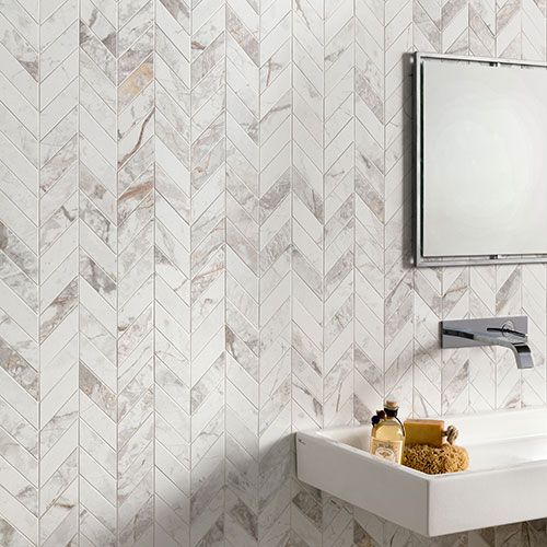 Rivestimento bagno realizzato con variante Beige, serie Golden Age, posa chevron