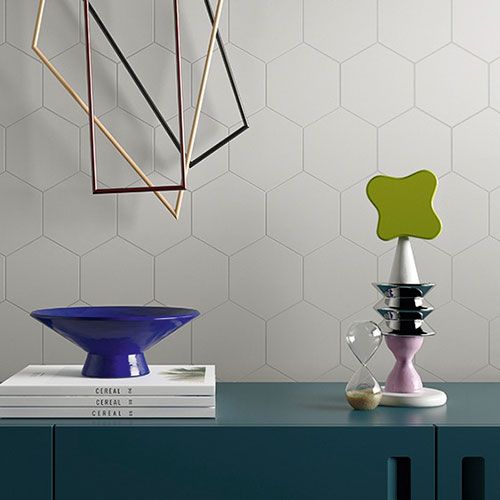 Particolare del rivestimento realizzato con esagono collezione Honey, variante Pearl