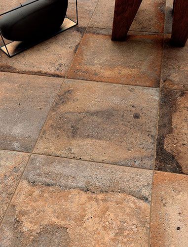 particolare ravvicinato del pavimento effetto cotto serie Context, colore Amber