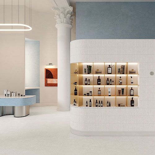 Ambiente shop realizzato con rivestimento e pavimento della collezione Mytime, variante Latte