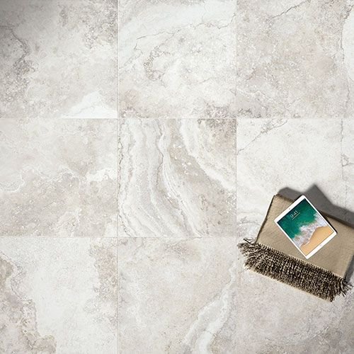 Immagine zenitale in primo piano del pavimento di un living in un moderno appartamento, serie Bloom colore Grey