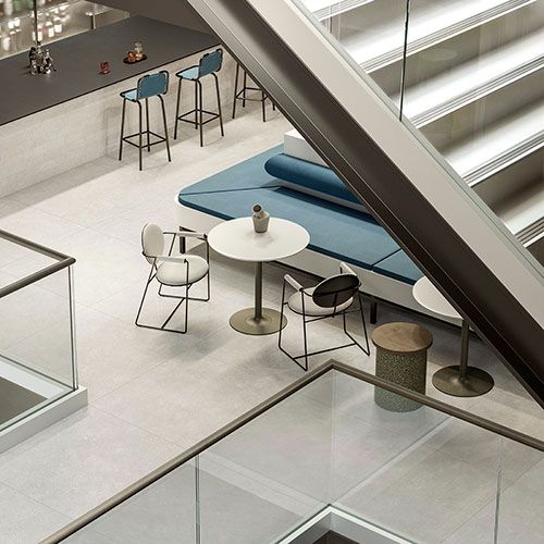 Ambiente pubblico realizzato con rivestimento e pavimento della collezione Mytime, variante Latte