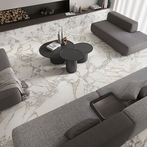 Living realizzato con pavimento e rivestimento della collezione Symphony, variante Snow