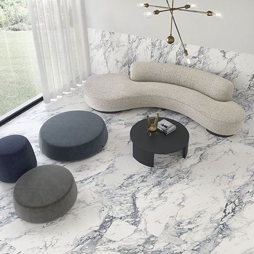 Living realizzato con pavimento e rivestimento della collezione Symphony, variante Persian