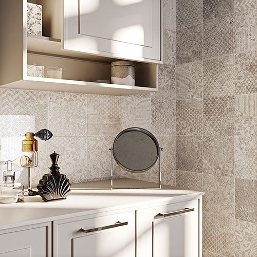 Bagno realizzato con rivestimento Collezione Sénanque, variante Argent