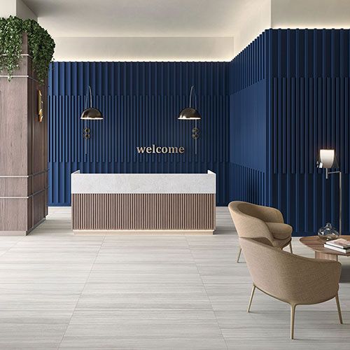 Reception realizzata con pavimento e rivestimento della collezione Silky, variante Grey