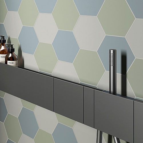 Particolare del rivestimento realizzato con esagono collezione Honey, variante Avio, Pearl, Emerald
