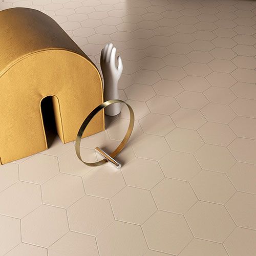 Particolare del pavimento realizzato con esagono collezione Honey, variante Mauve
